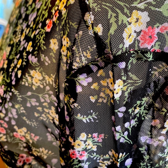 Beautiful, sheer nylon top! Black with floral design, size medium, very … - Picture 3 of 5